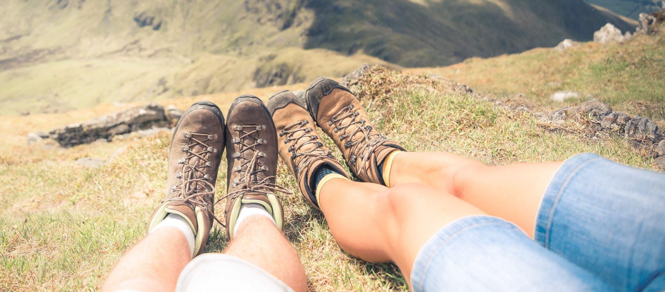 seccion baja de un hombre y una mujer tendidos en tierra scaled e1755867630111